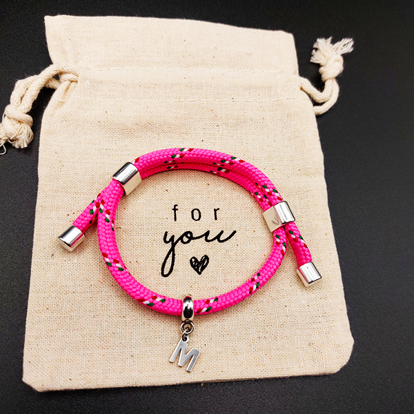 Armband mit Buchstabe M | Neon Pink